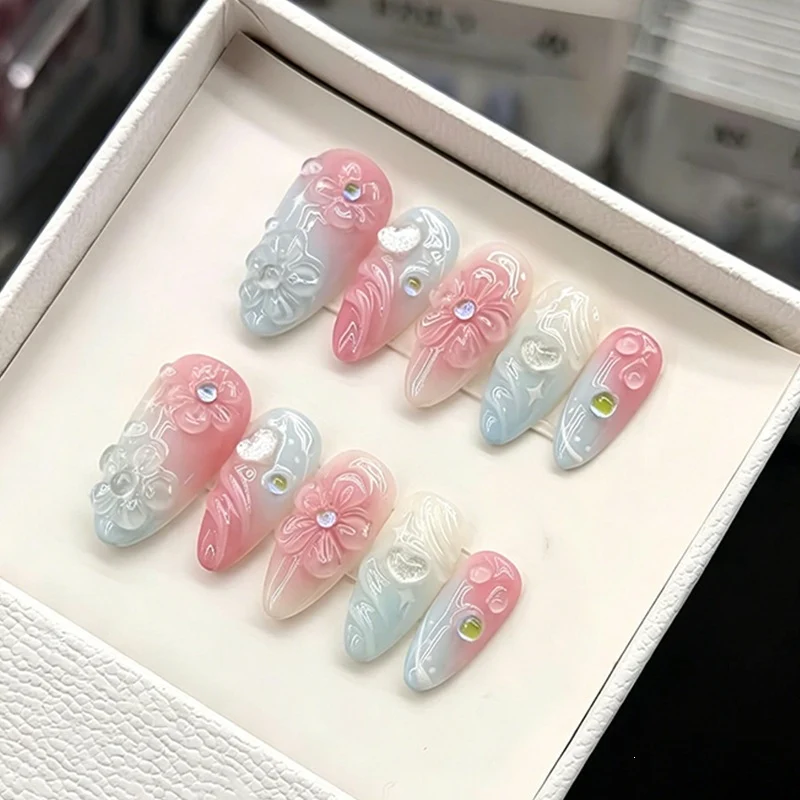Kunstnagelset mit elegantem Farbverlauf und floralem Design Brehn