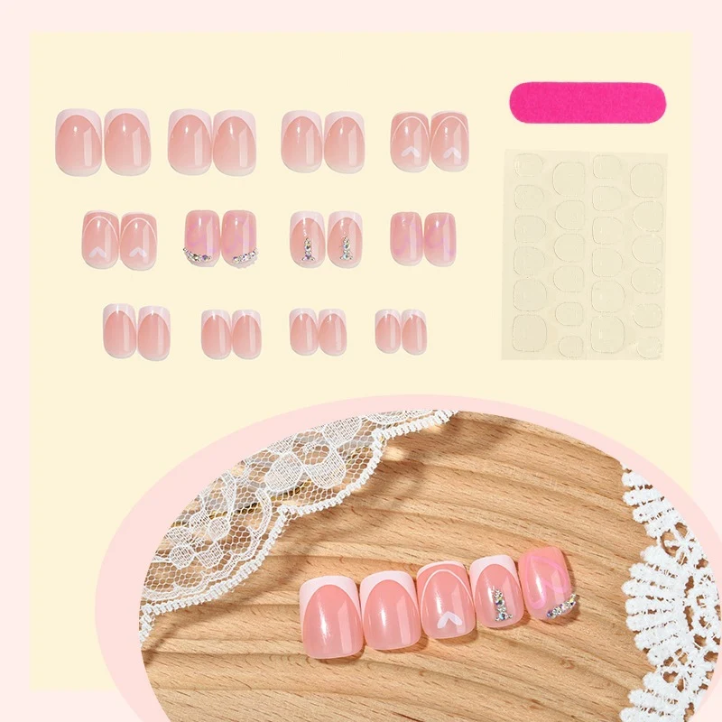Kunstnagelset mit elegantem Design und funkelnden Akzenten Brehn