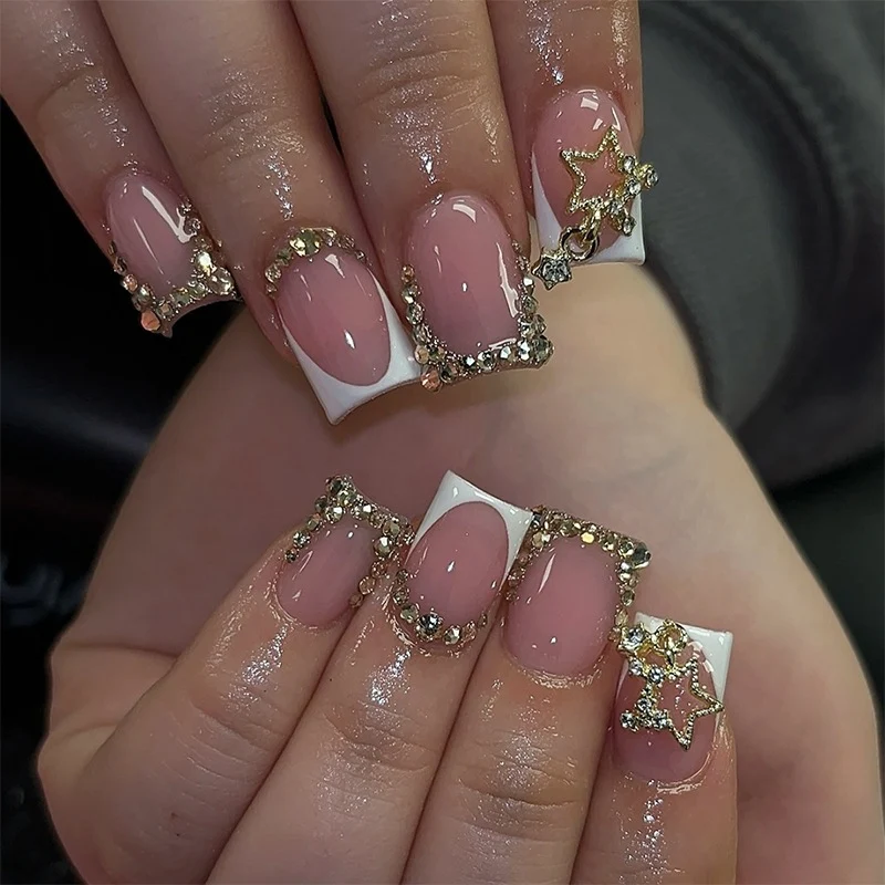 Kunstnagelset mit elegantem Blüten-Design und Glitzerakzenten Brehn