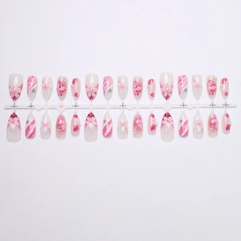 Kunstnagelset mit elegantem Blumen- und Glitzermuster Brehn