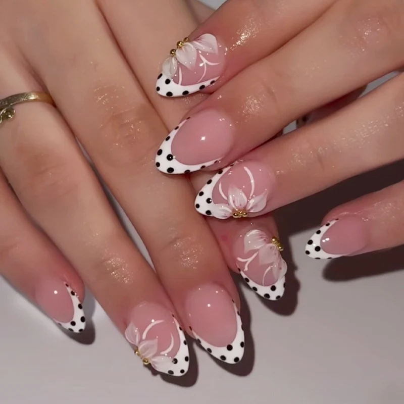 Kunstnagelset mit eleganten Blüten- und Punkte-Designs Brehn