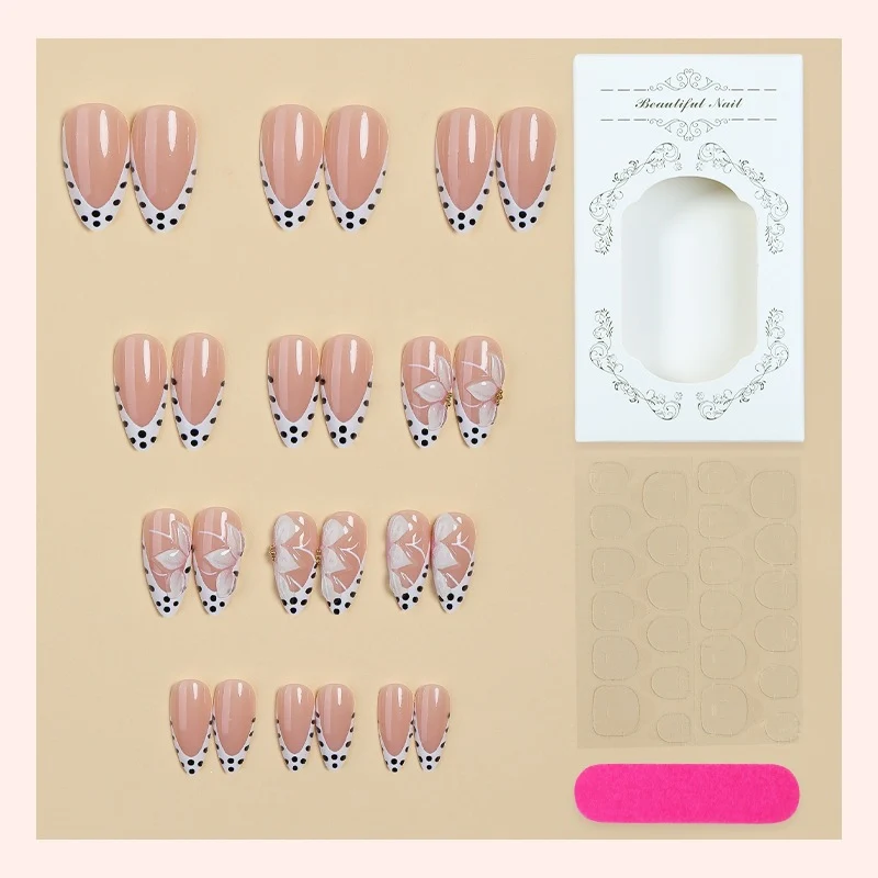 Kunstnagelset mit eleganten Blüten- und Punkte-Designs Brehn