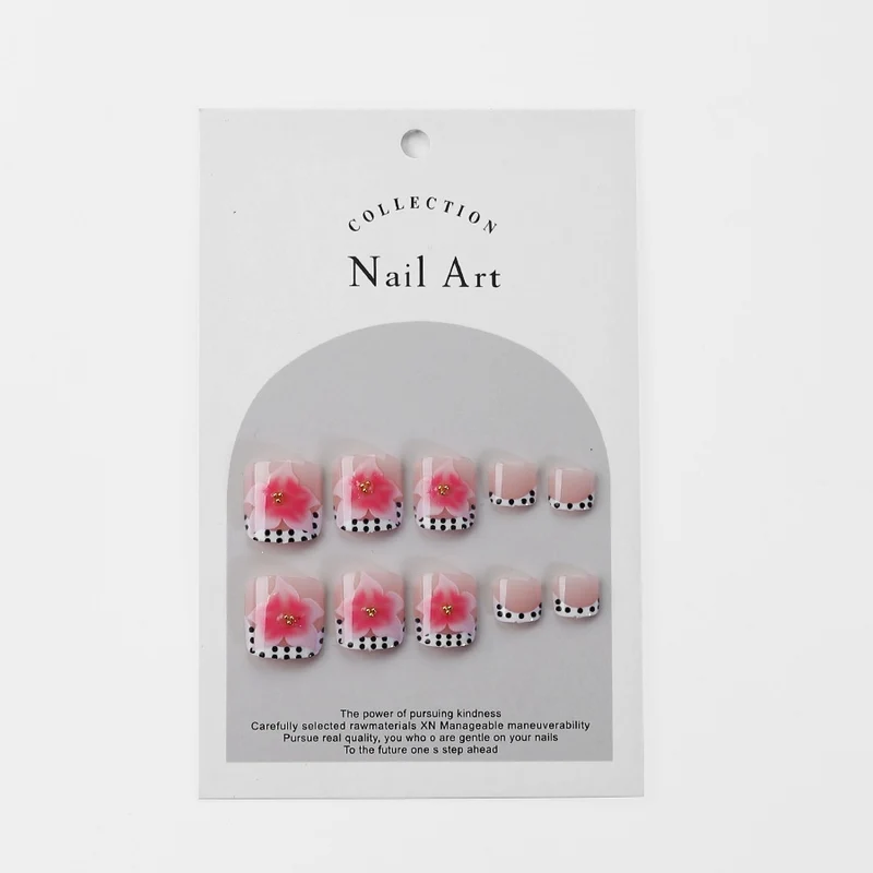 Kunstnagelset mit eleganten Blüten- und Punkte-Design Brehn