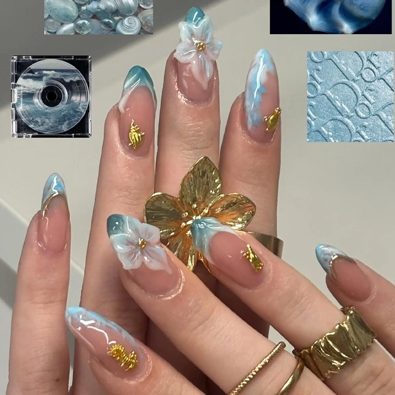 Kunstnagelset mit eleganten Blüten- und Goldakzenten Brehn