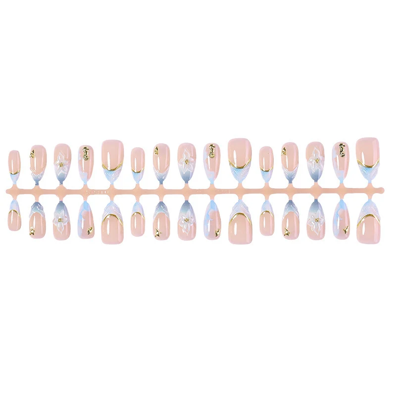 Kunstnagelset mit eleganten Blüten- und Goldakzenten Brehn