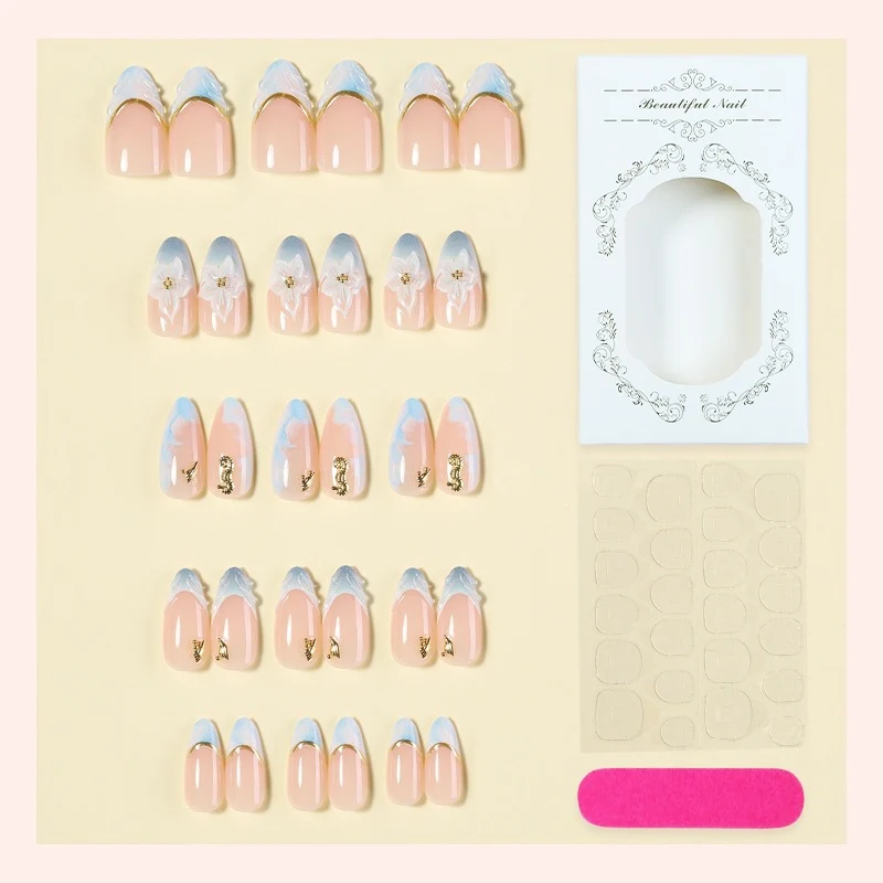 Kunstnagelset mit eleganten Blüten- und Goldakzenten Brehn