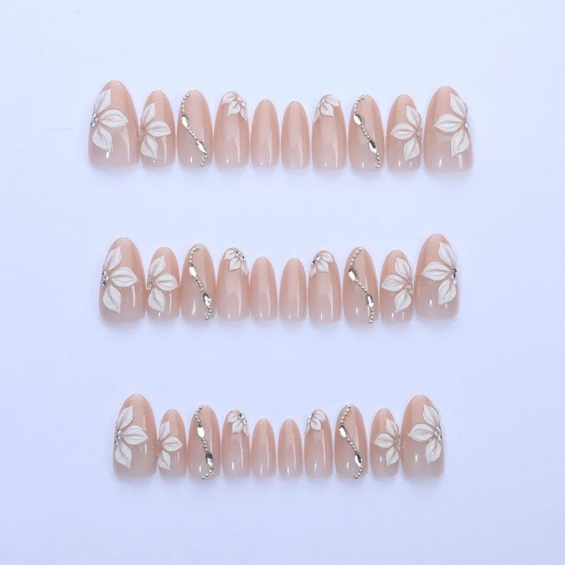 Kunstnagelset mit eleganten Blüten- und Glitzerelementen Brehn