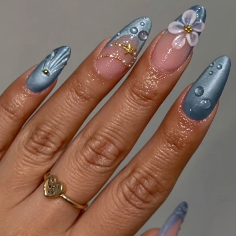 Kunstnagelset mit eleganten Blüten und Glitzerakzenten Brehn