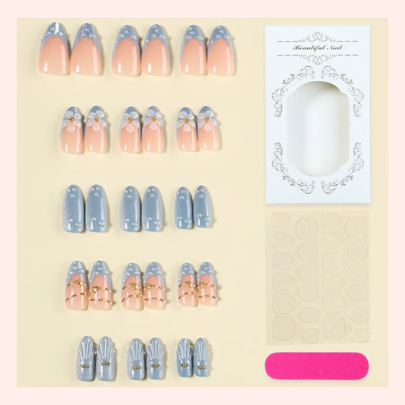 Kunstnagelset mit eleganten Blüten und Glitzerakzenten Brehn