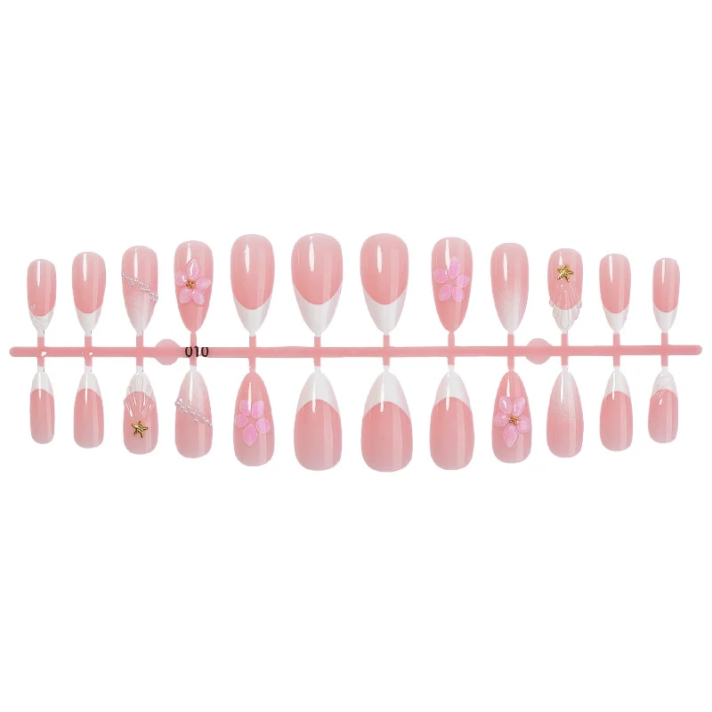 Kunstnagelset mit eleganten Blüten- und Glitzerakzenten Brehn