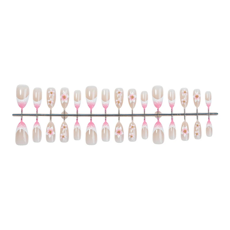 Kunstnagelset mit eleganten Blumendesigns und zarten Farbverläufen Brehn