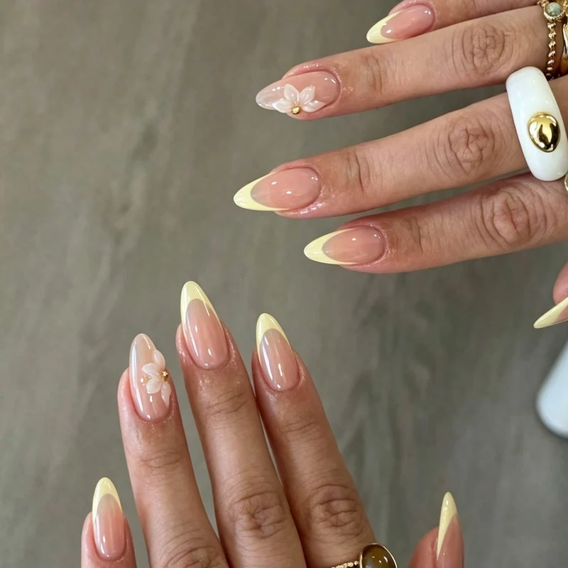Kunstnagelset mit eleganten Blumendekoren und zarten Farbverläufen Brehn