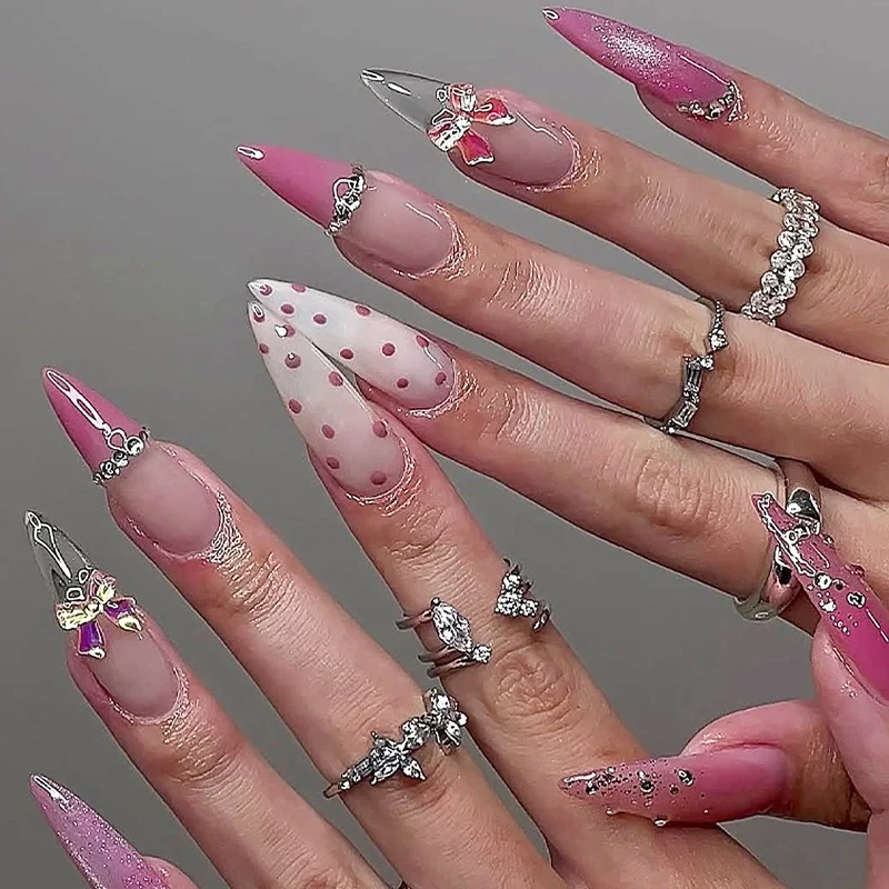 Kunstnagelset mit elegante Blüten- und Glitzerdetails Brehn