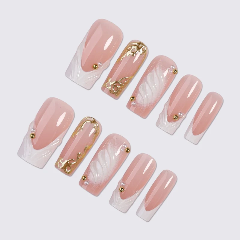 Kunstnagelset mit elegante 3D-Verzierungen und goldenen Akzenten Brehn
