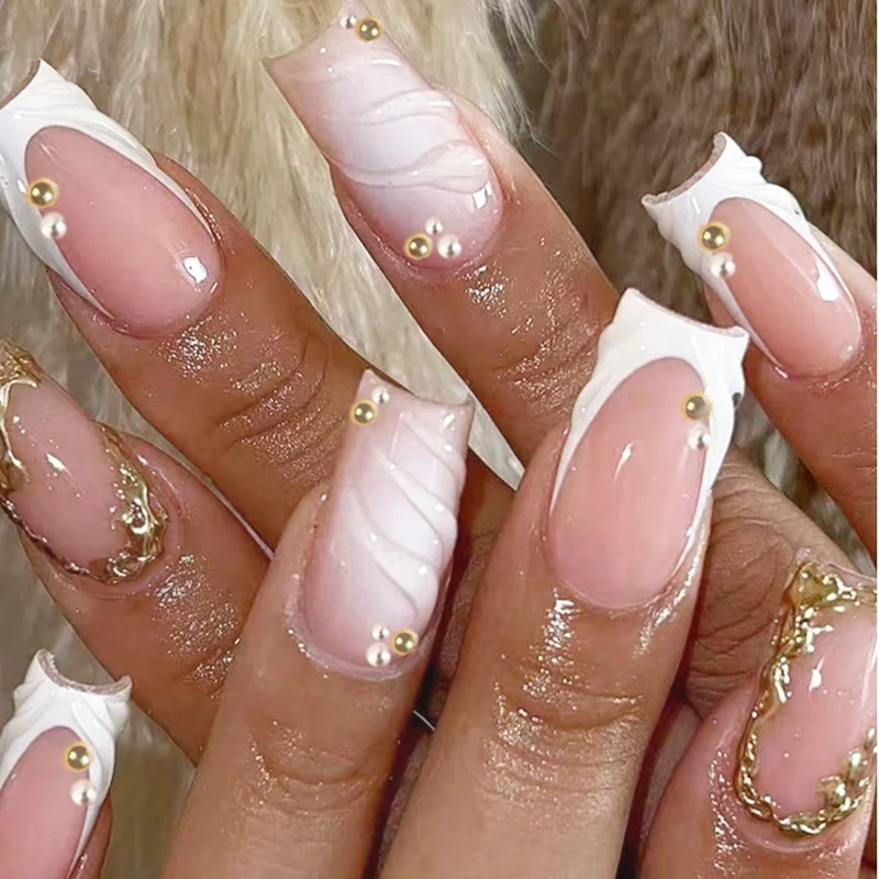 Kunstnagelset mit elegante 3D-Verzierungen und goldenen Akzenten Brehn