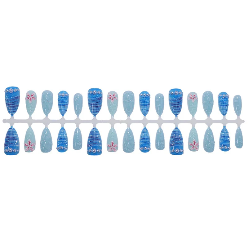 Kunstnagelset mit einzigartigen aquatischen Motiven und dekorativen Akzenten Brehn