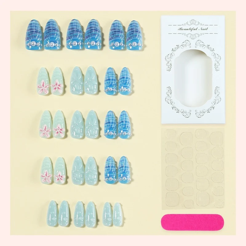 Kunstnagelset mit einzigartigen aquatischen Motiven und dekorativen Akzenten Brehn