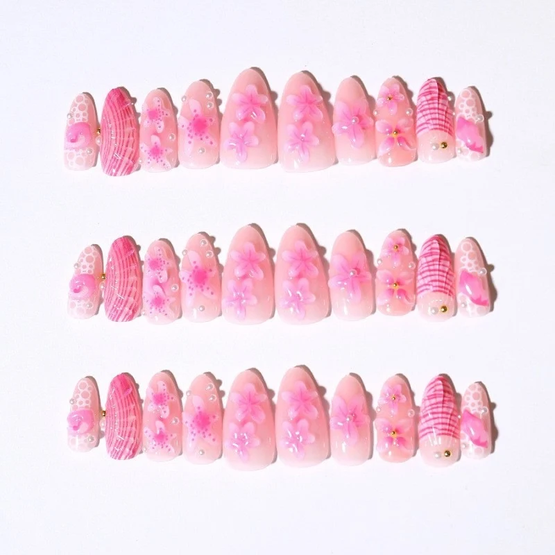Kunstnagelset mit detailreichen 3D-Blumen und eleganten Akzenten Brehn