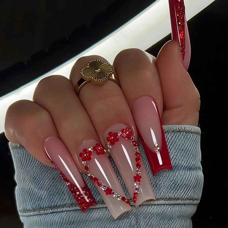 Kunstnagelset mit dekorativen Akzenten und Glitzer Brehn