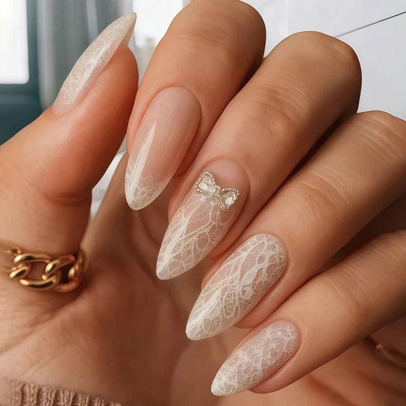 Kunstnagelset mit eleganten Spitzen und funkelnden Akzenten Brehn