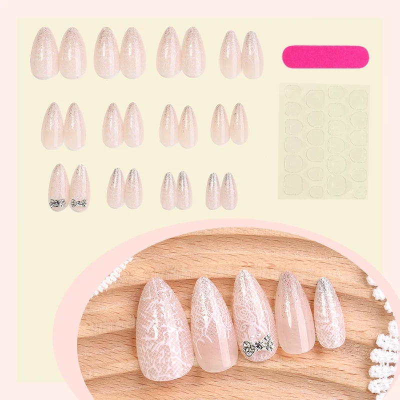 Kunstnagelset mit eleganten Spitzen und funkelnden Akzenten Brehn
