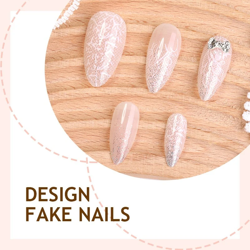 Kunstnagelset mit eleganten Spitzen und funkelnden Akzenten Brehn