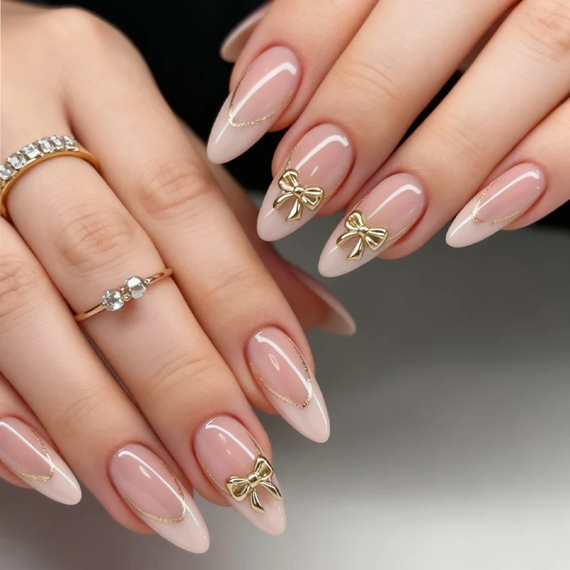Kunstnagelset mit eleganten Spitzen und feinen Glitzerakzenten Brehn