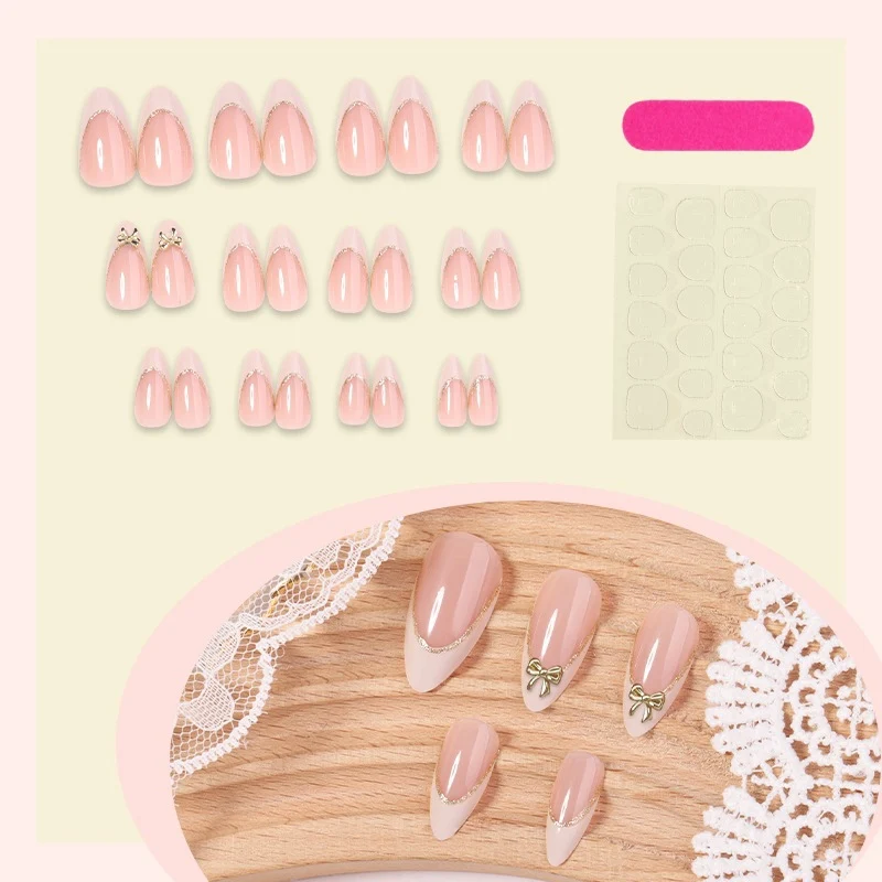 Kunstnagelset mit eleganten Spitzen und feinen Glitzerakzenten Brehn