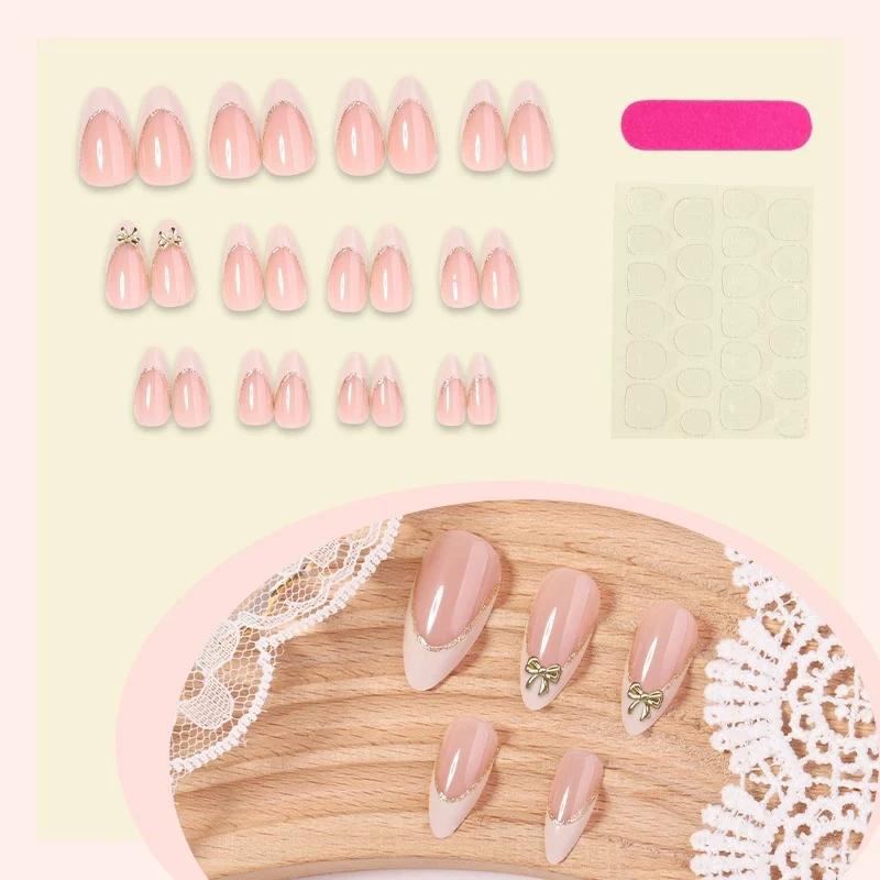 Kunstnagelset mit eleganten Spitzen und feinen Glitzerakzenten Brehn
