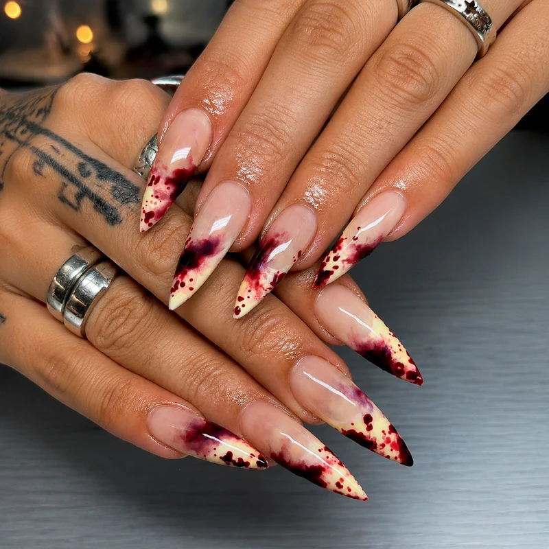 Kunstnagelset mit blutigen Akzenten und elegantem Stiletto-Design Brehn