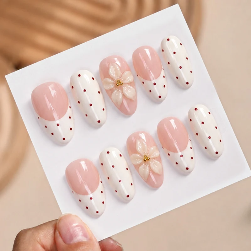Kunstnagelset mit eleganten Blumen- und Punkten Brehn