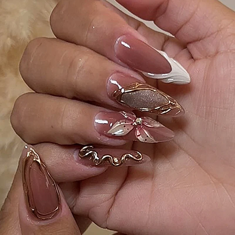Kunstnagelset mit eleganten Blumen- und Glitzerelementen Brehn