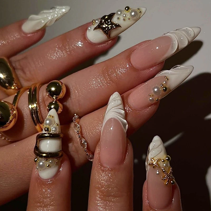 Kunstnagelset mit eleganten 3D-Verzierungen und glamourösen Akzenten Brehn