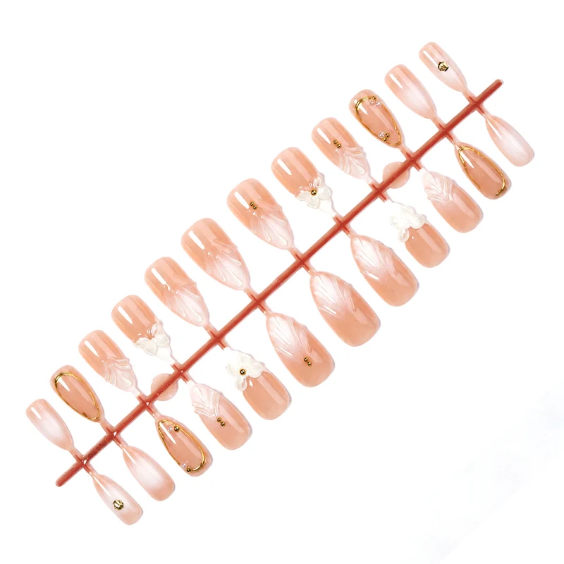 Kunstnagelset mit eleganten 3D-Motiven und goldenen Akzenten Brehn