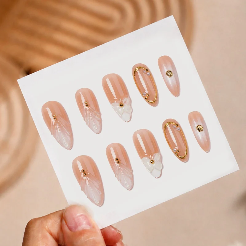 Kunstnagelset mit eleganten 3D-Motiven und goldenen Akzenten Brehn