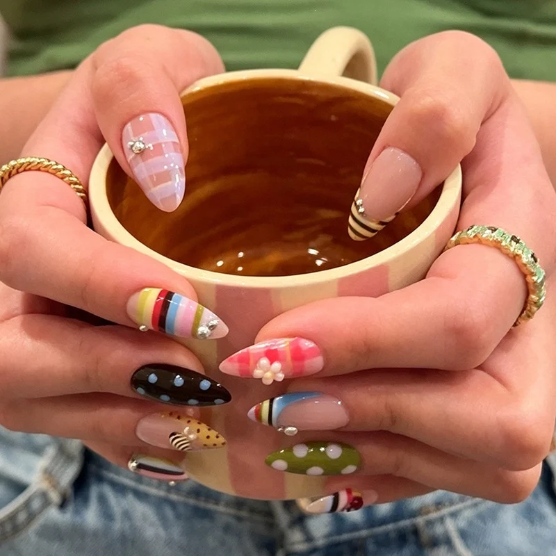 Kunstnagelset mit bunten Mustern und Glitzerdetails Brehn