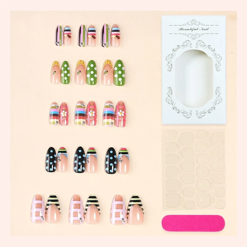 Kunstnagelset mit bunten Mustern und Glitzerdetails Brehn