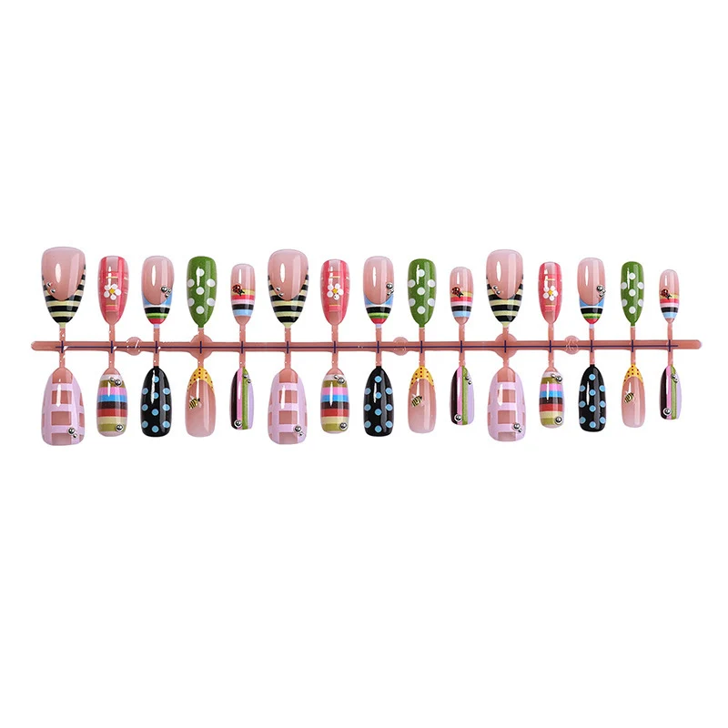 Kunstnagelset mit bunten Mustern und Glitzerdetails Brehn