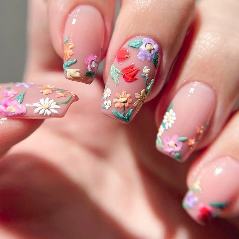 Kunstnagelset mit Blumenmotiven und Glitzerakzenten Brehn