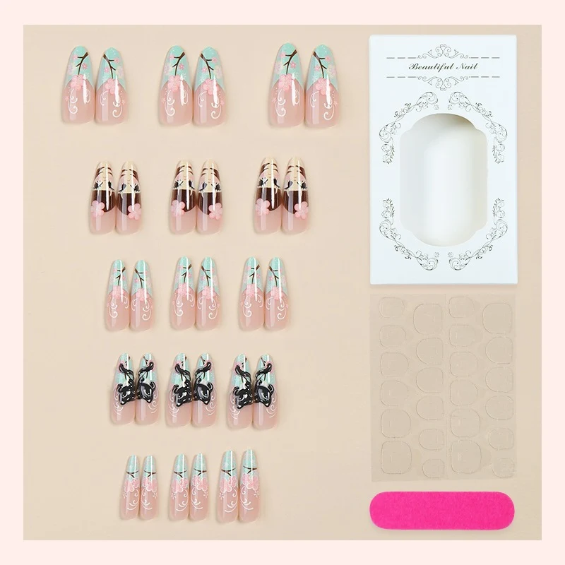 Kunstnagelset mit blühenden floralem Design von Brehn