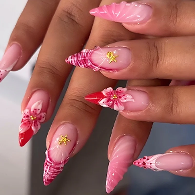 Kunstnagelset mit blühenden 3D-Details und Glitzerakzenten Brehn