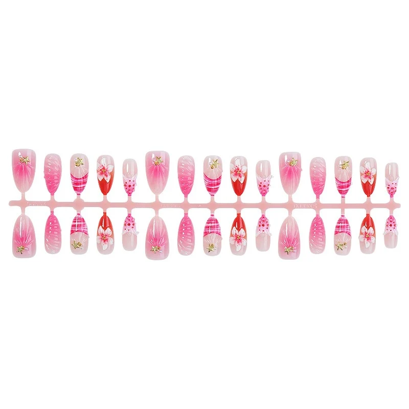 Kunstnagelset mit blühenden 3D-Details und Glitzerakzenten Brehn