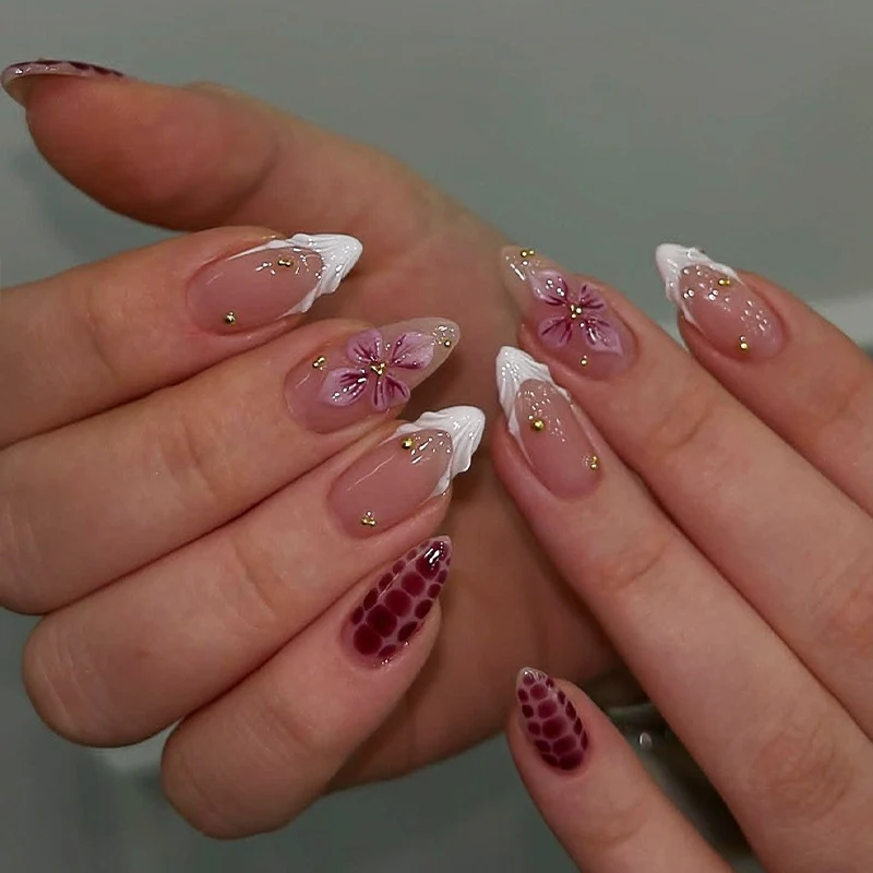 Kunstnagelset mit aufregenden Blumen- und Glitzermotiven Brehn