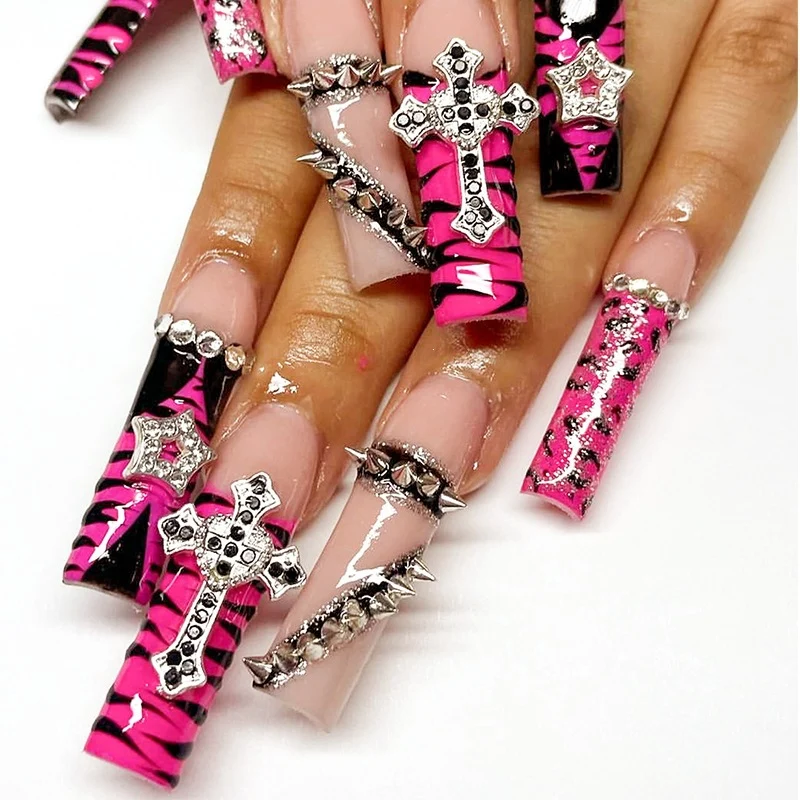 Kunstnagelset mit auffälligen Tier- und Glitzermustern Brehn