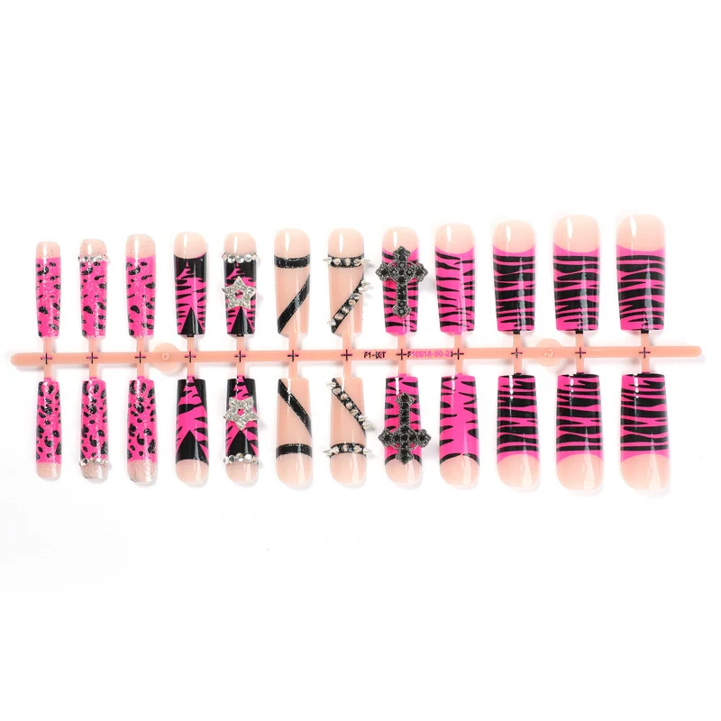 Kunstnagelset mit auffälligen Tier- und Glitzermustern Brehn