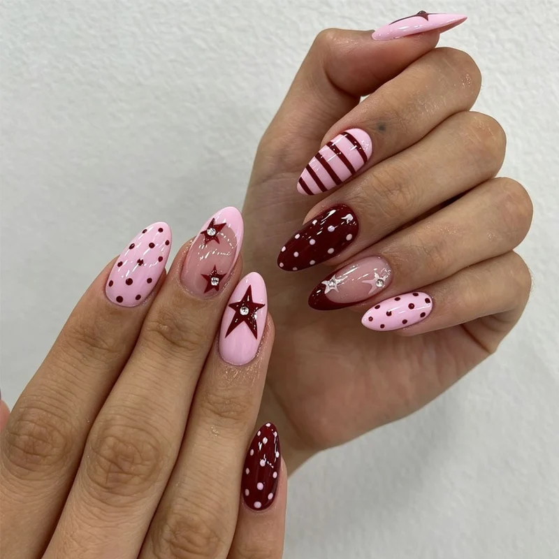 Kunstnagelset mit asymmetrischen Designs und Glitzerakzenten Brehn