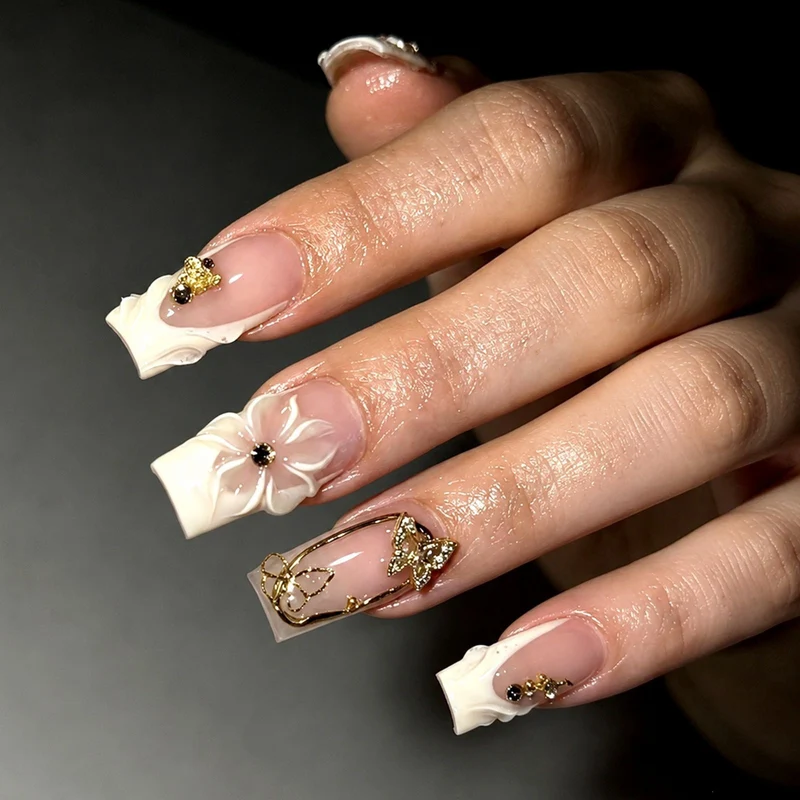 Kunstnagelset mit eleganten 3D-Floral-Designs und Glitzerakzenten Brehn