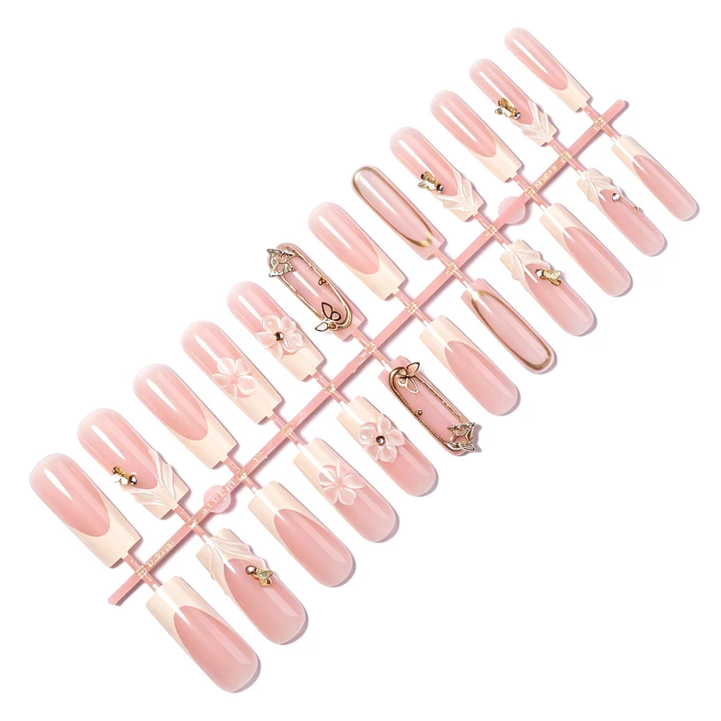 Kunstnagelset mit eleganten 3D-Floral-Designs und Glitzerakzenten Brehn