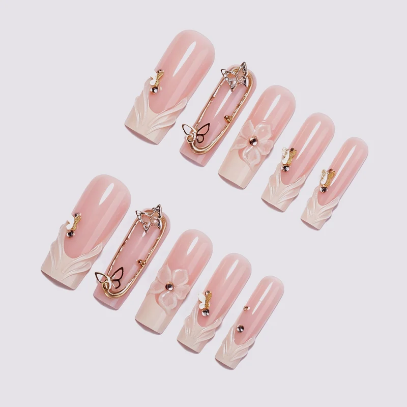 Kunstnagelset mit eleganten 3D-Floral-Designs und Glitzerakzenten Brehn