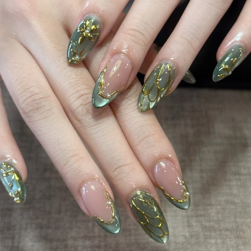 Kunstnagelset mit eleganten 3D-Elementen und luxuriösen Akzenten Brehn